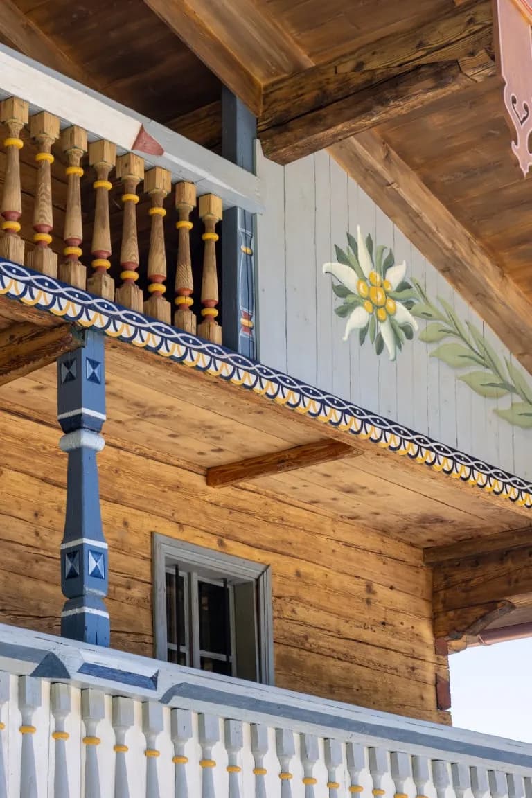 Handbemalte Fassade mit Edelweiß-Motiv